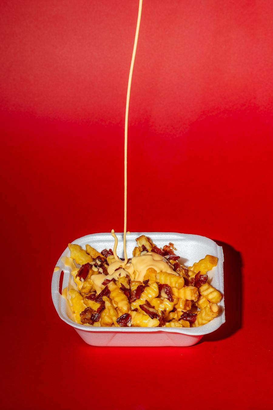 Papas con cheddar y bacon